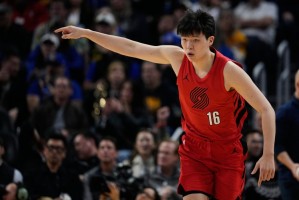 亿万28官网-机会出来了！杨瀚森弧顶接球追身三分可惜打铁