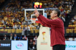 记者：老球迷总感叹“黄金一代”的辉煌 如今年轻男篮正续写传奇